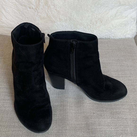 GAP Shoes - EUC GAP BLACK SUEDE LOOK BLOCK HEEL ANKLE BOOTIES WOMENS SZ 7 round toe zip side
